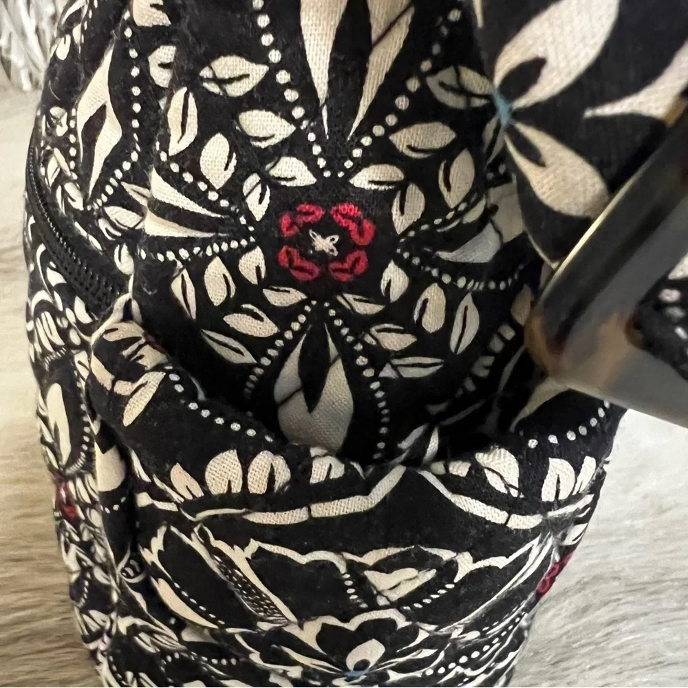 VERA BRADLEY Barcelona 2011 On The Go Crossbody Black Commuter Black Red Blue